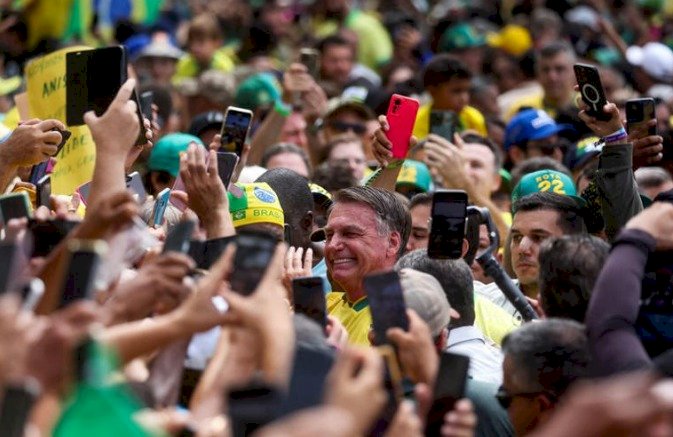 Bolsonaro reúne multidão em ato com críticas a Moraes antes de STF julgar denúncia de golpe