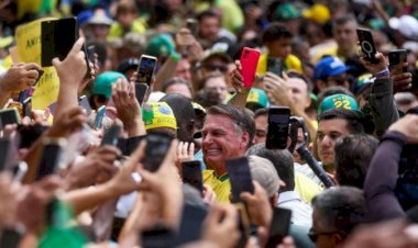 Bolsonaro reúne multidão em ato com críticas a Moraes antes de STF julgar denúncia de golpe