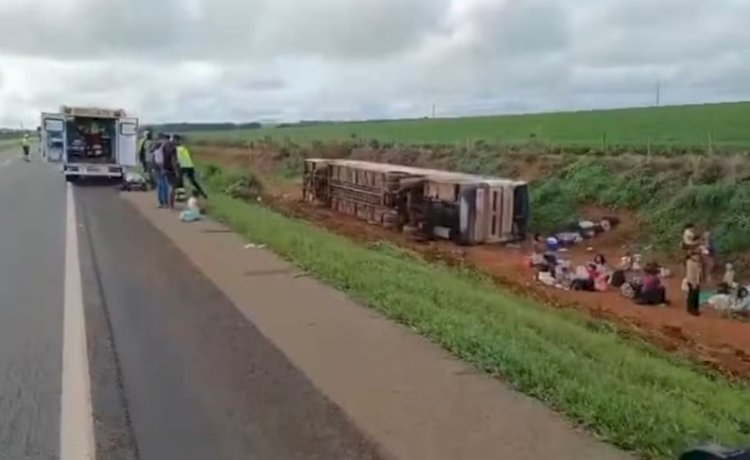 Ônibus tomba com quase 50 ocupantes e deixa passageiros gravemente feridos, diz PRF